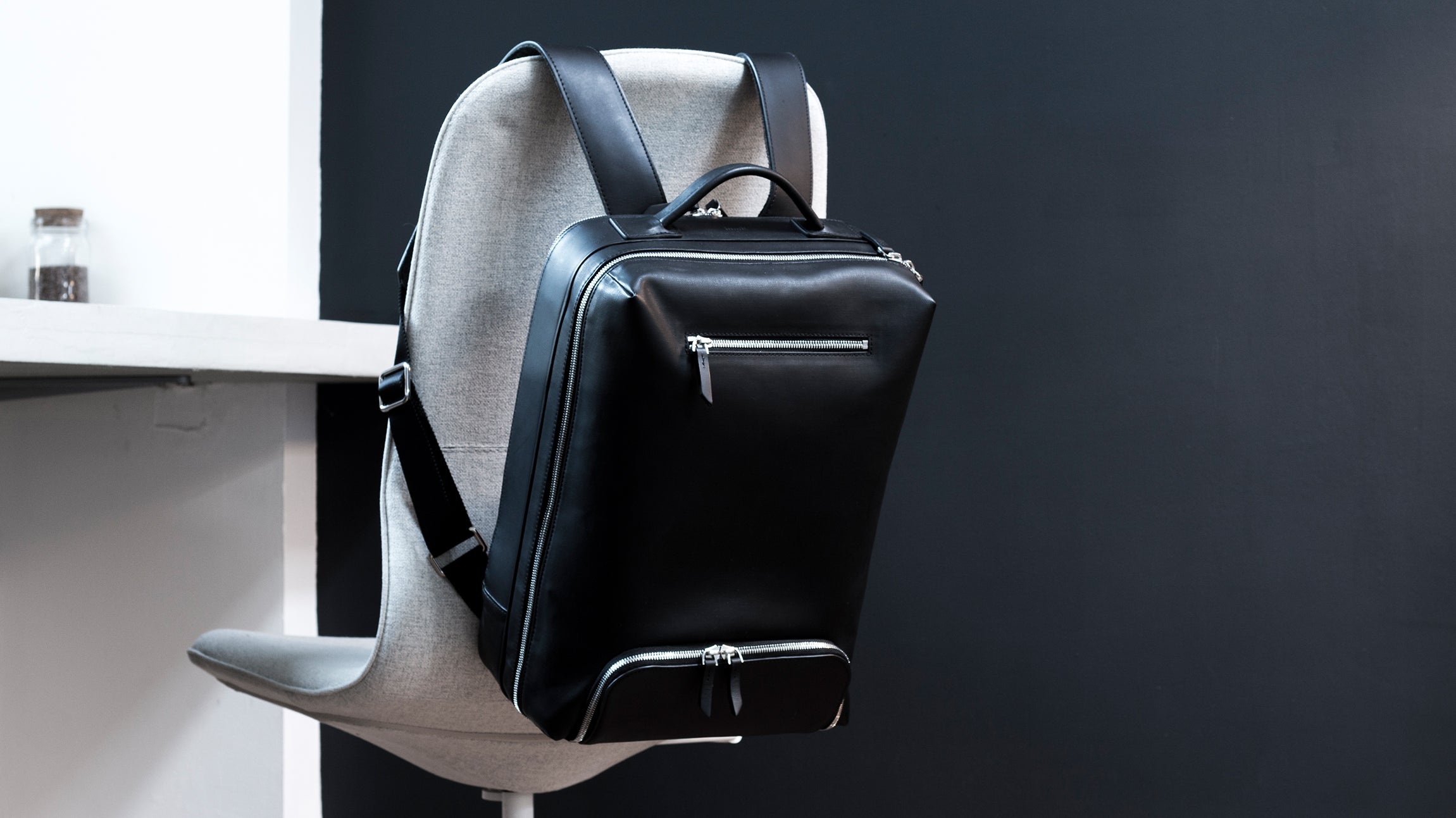 Des sacs à dos minimalistes où chaque détail compte.