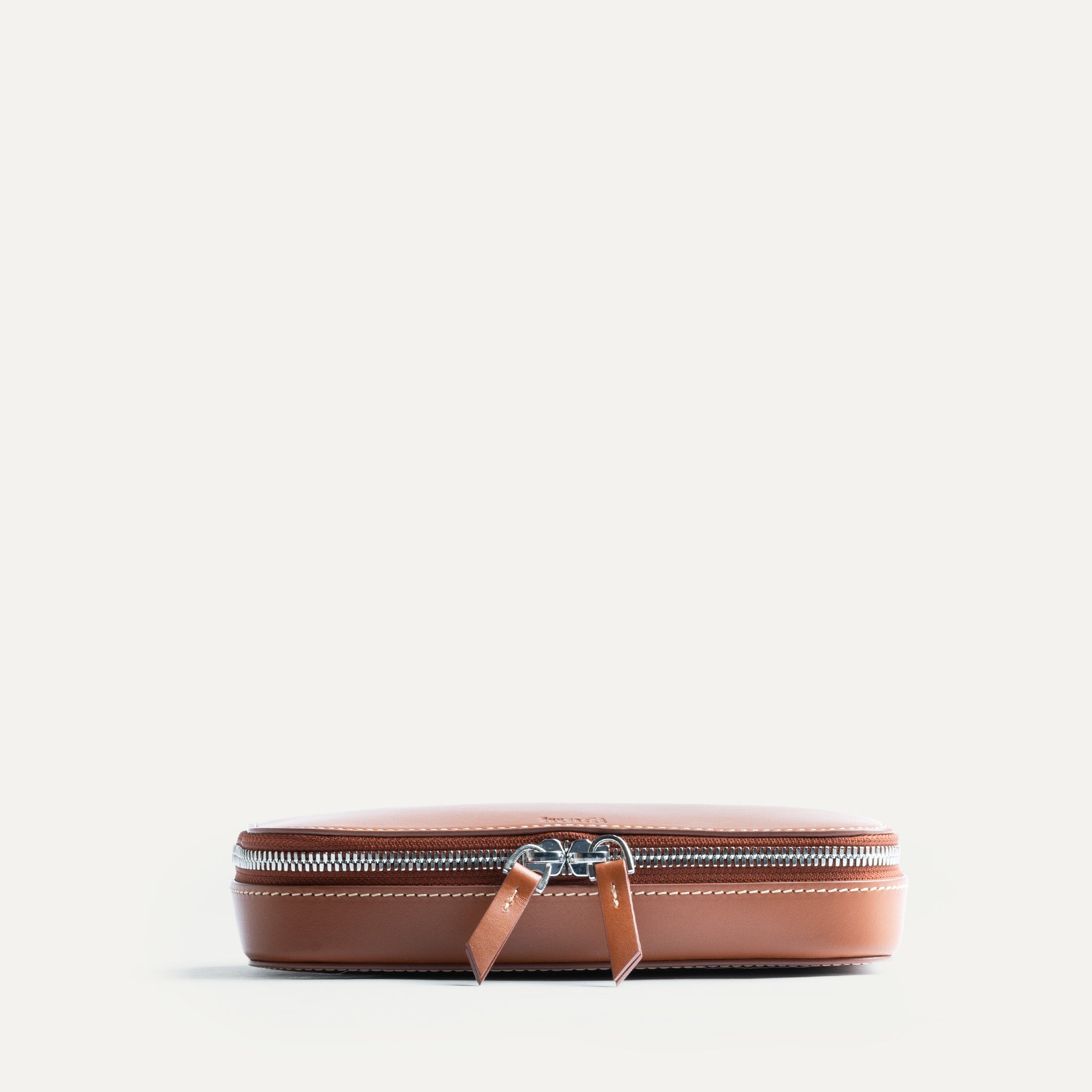 Trousse de toilette homme en cuir compact et élégante de couleur cognac.
