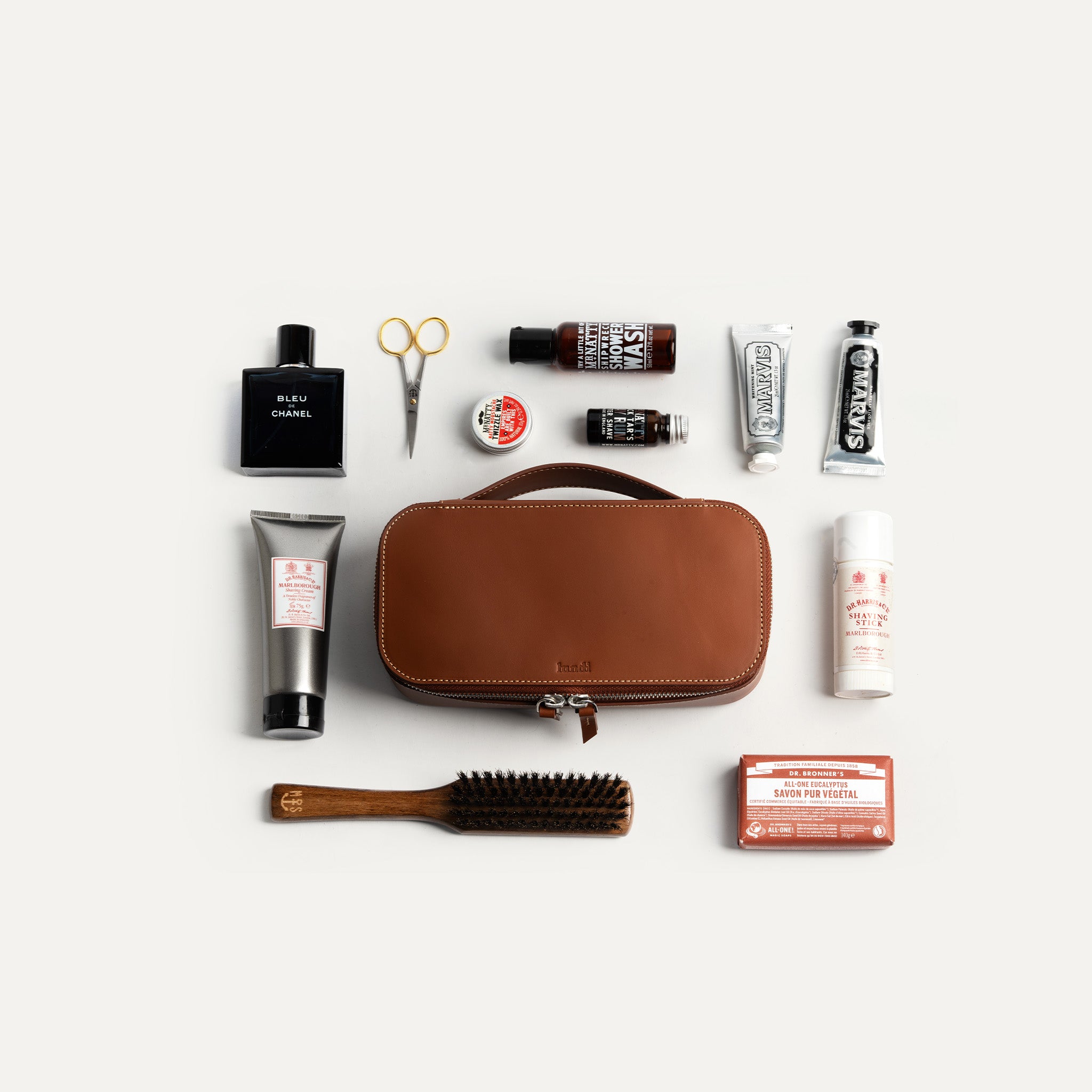 Vue de dessus d'une trousse de toilette cuir pour homme avec poignée et grande capacité de rangement.