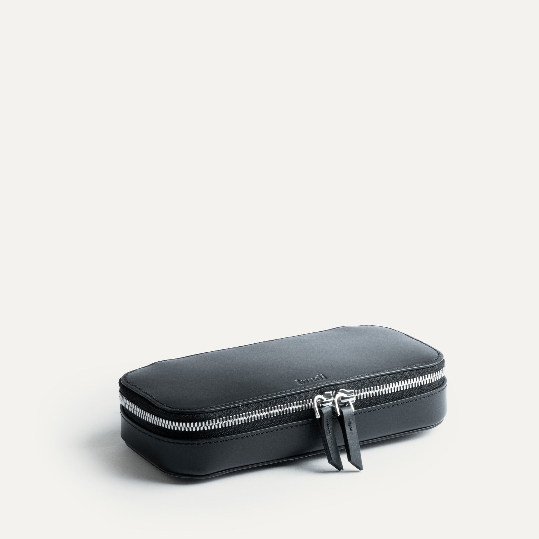 Trousse de toilette pour homme en cuir noir.
