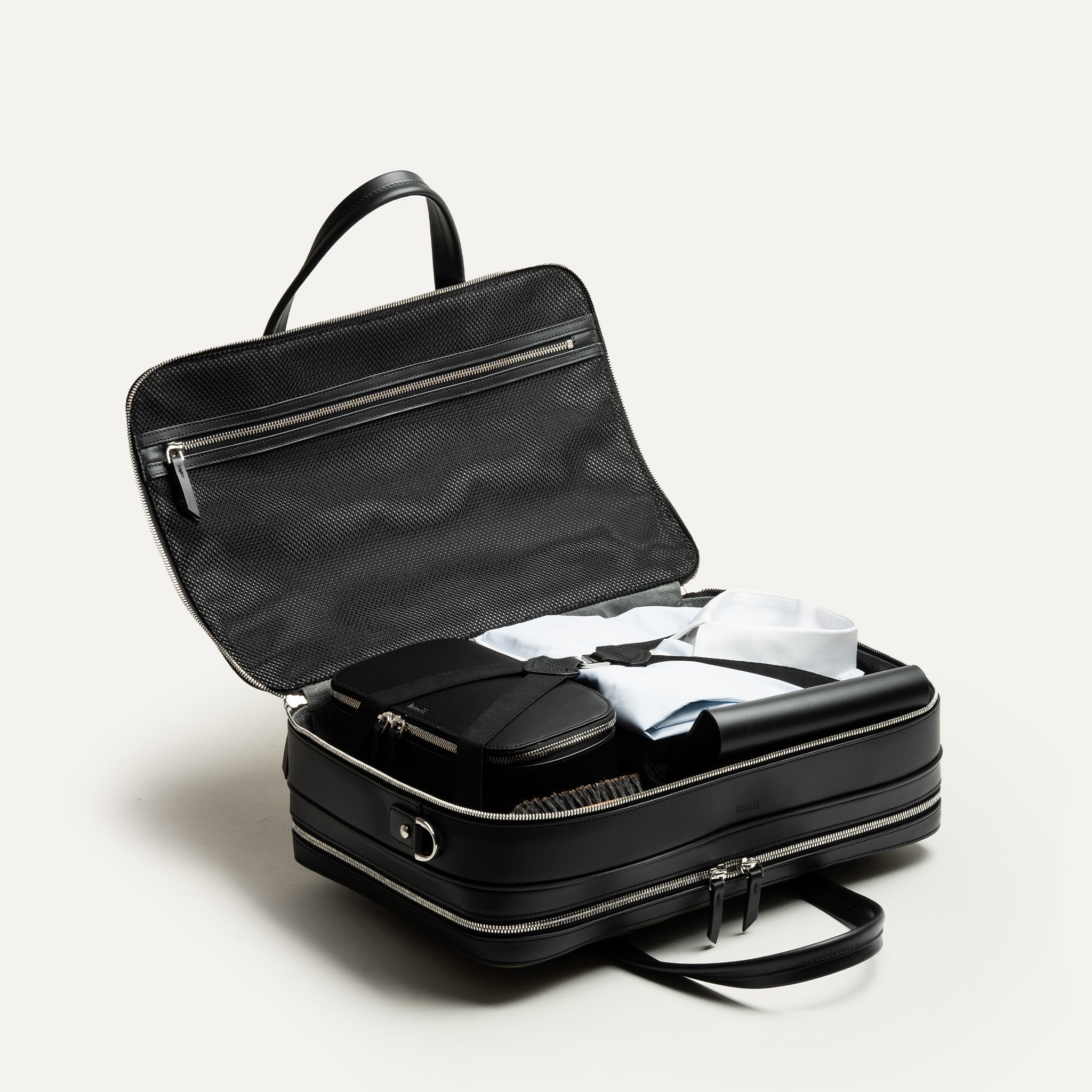 Briefcase en toile kaki et cuir noir pensé par lundi pour vos déplacements grâce à son espace dressing.