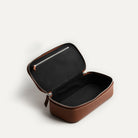 Vu intérieur d'une grande trousse de toilette pour homme pensé par lundi.