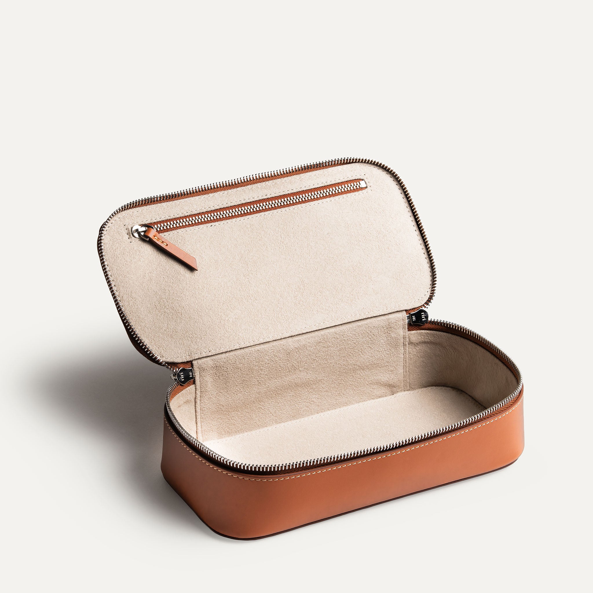 Vu intérieur d'une grande trousse de toilette pour homme pensé par lundi.