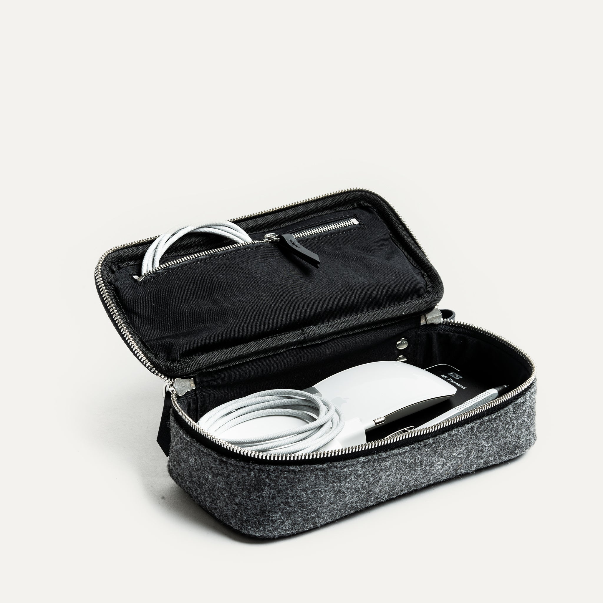 Grande trousse de toilette pour homme pratique pour ses accessoires de bureau.