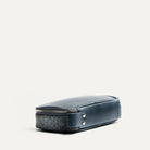 Trousse de toilette cuir pour homme compacte et stylée, en cuir bleu et feutre gris, vue latérale.