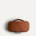Trousse de toilette homme luxe en cuir cognac.