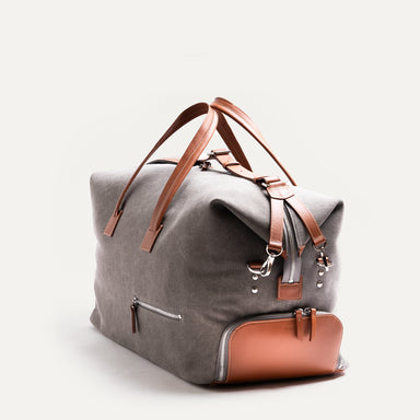 Sac de voyage en toile et cuir pour homme, accepté en bagage cabine. Vous pourrez y ranger vos chaussures et votre ordinateur.