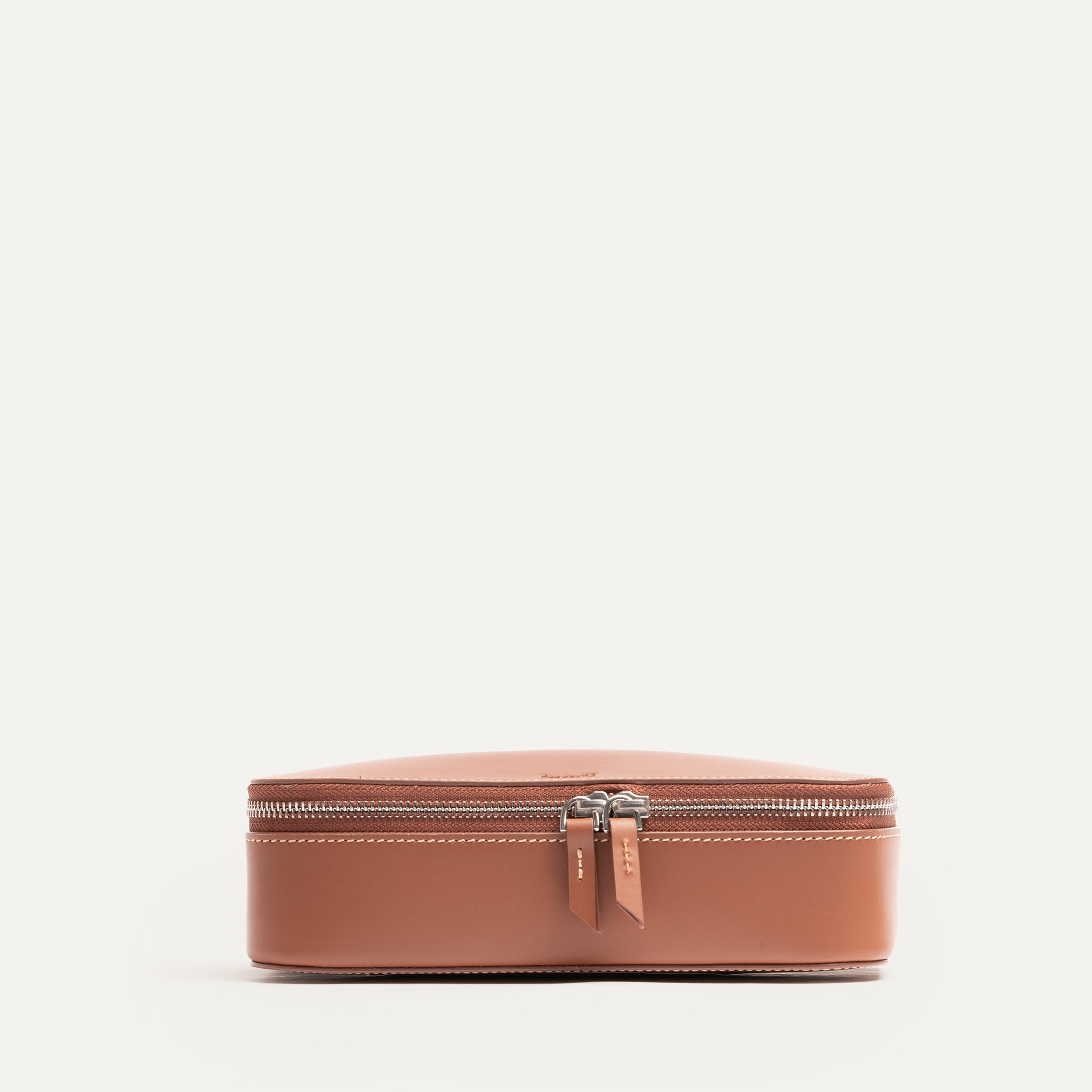 Trousse de toilette femme en cuir cognac ultra pratique et élégante pour voyager avec style et confort.