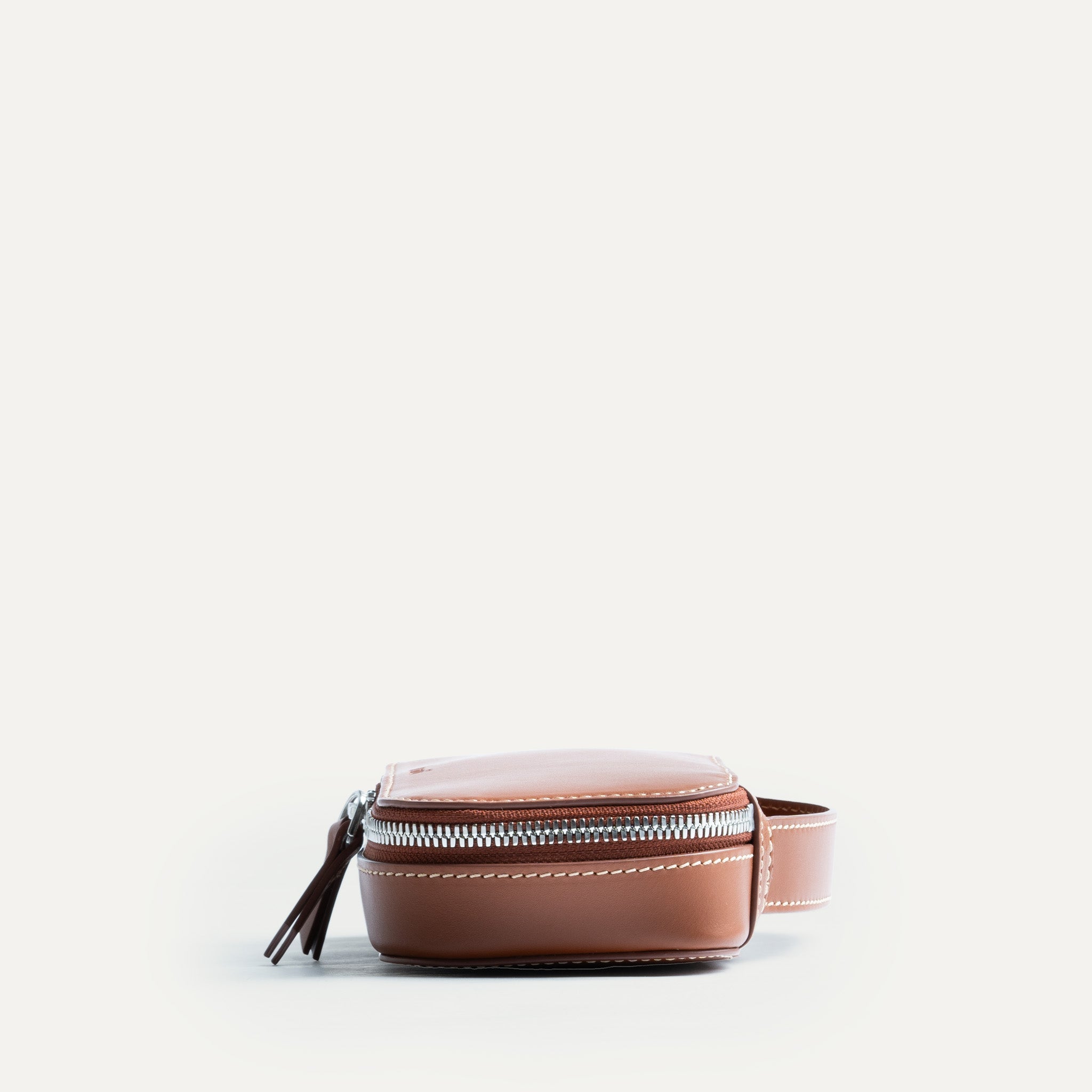 Trousse de toilette homme en cuir équipée d'une poignée.