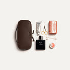 Trousse de toilette pour homme en cuir marron.