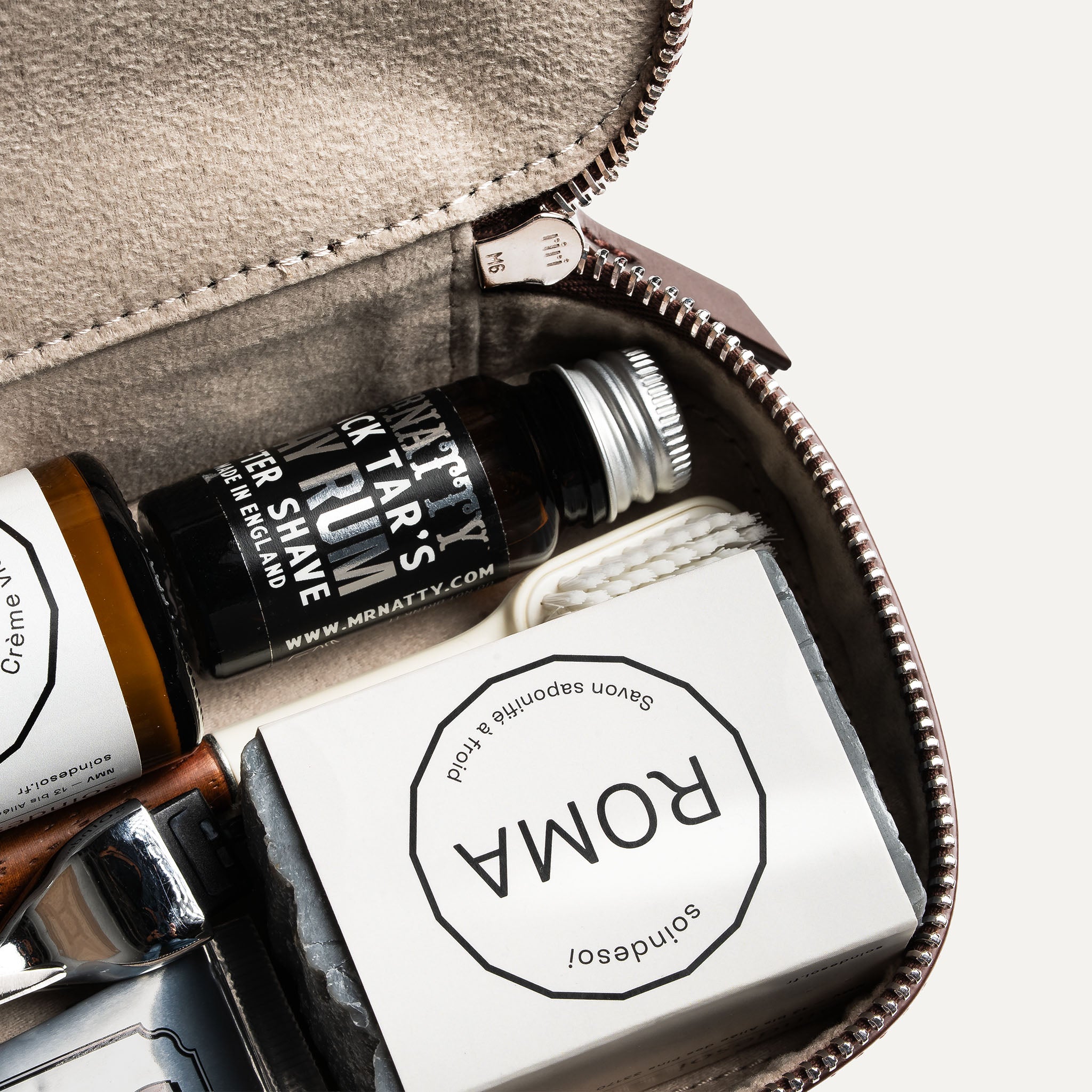 Trousse de toilette pour homme en cuir marron.