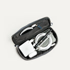 Trousse de toilette de voyage en cuir bleu et feutre gris, fermée, design minimaliste et fonctionnel.