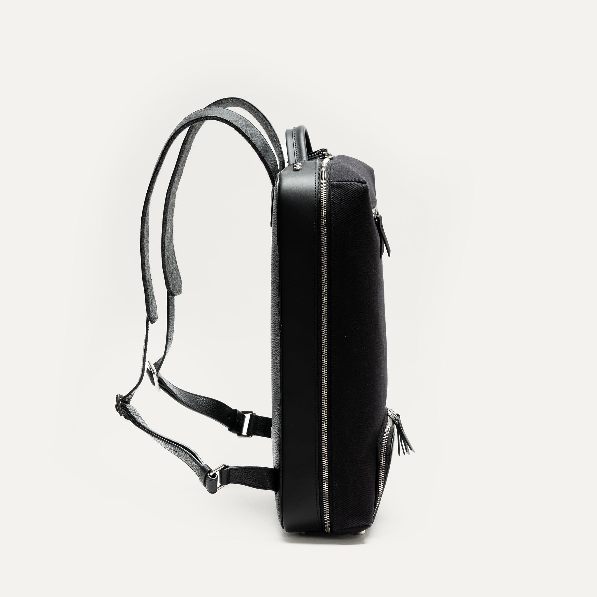 sac à dos en cuir homme avec profil compact, idéal pour se déplacer avec élégance et simplicité.