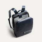 Intérieur d’un sac à dos ordinateur homme, avec des compartiments pratiques et finitions luxueuses.