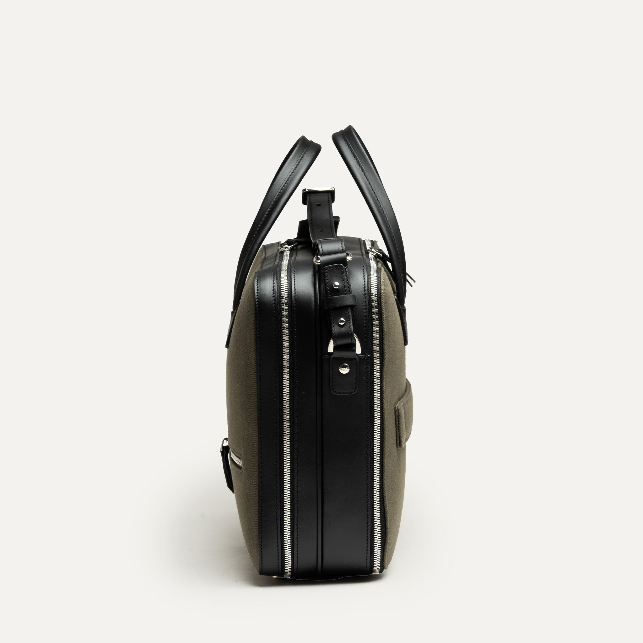 Sac à bandoulière homme en cuir noir et toile kaki pensé par lundi pour être pratique et élégant.