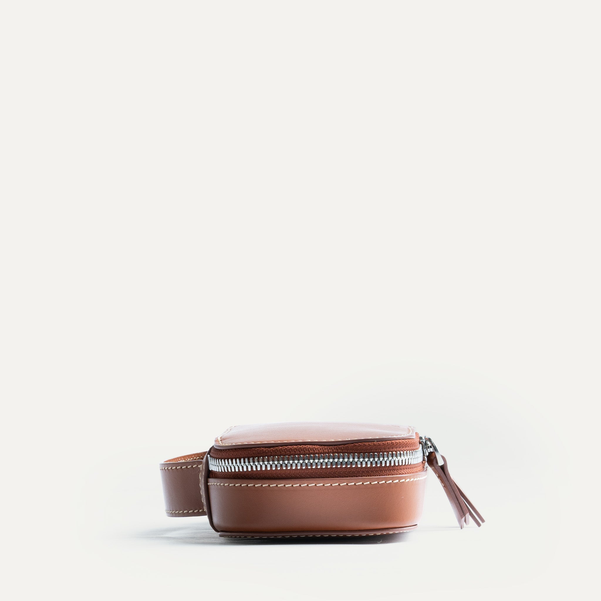 Trousse de toilette de luxe pour femme raffinée doté d'une poignée intégrée facile à transporter.