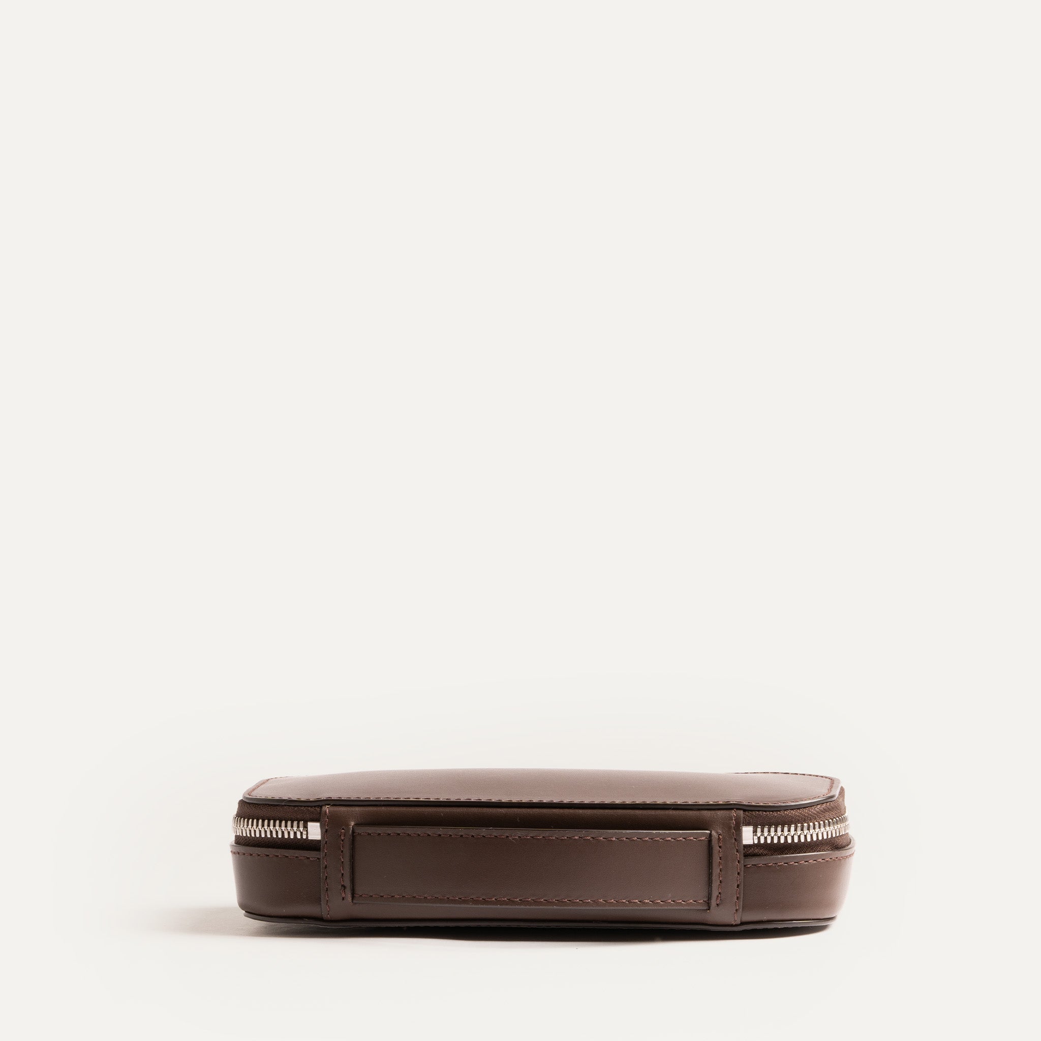 Trousse de toilette femme avec une poignée intégrée facile à transporter.
