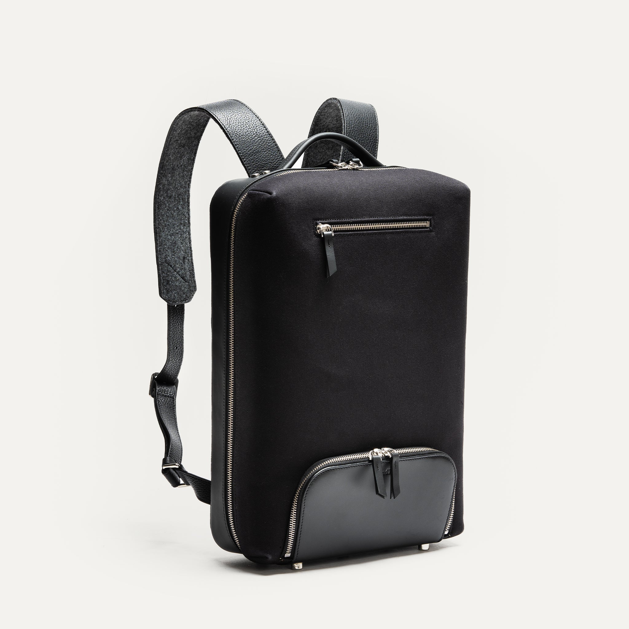 Sac à dos homme luxe en cuir et toile noire, parfait pour transporter son ordinateur avec élégance.