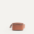 Trousse de toilette homme luxe en cuir de couleur cognac.