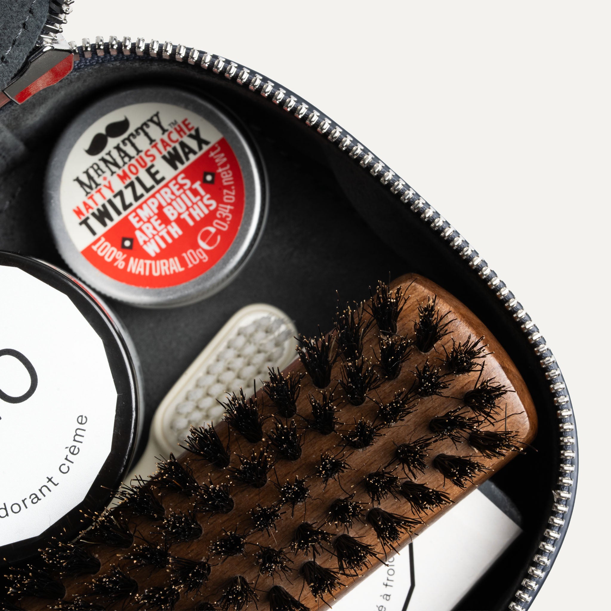 Gros plan sur le contenu d'une trousse de toilette de luxe.