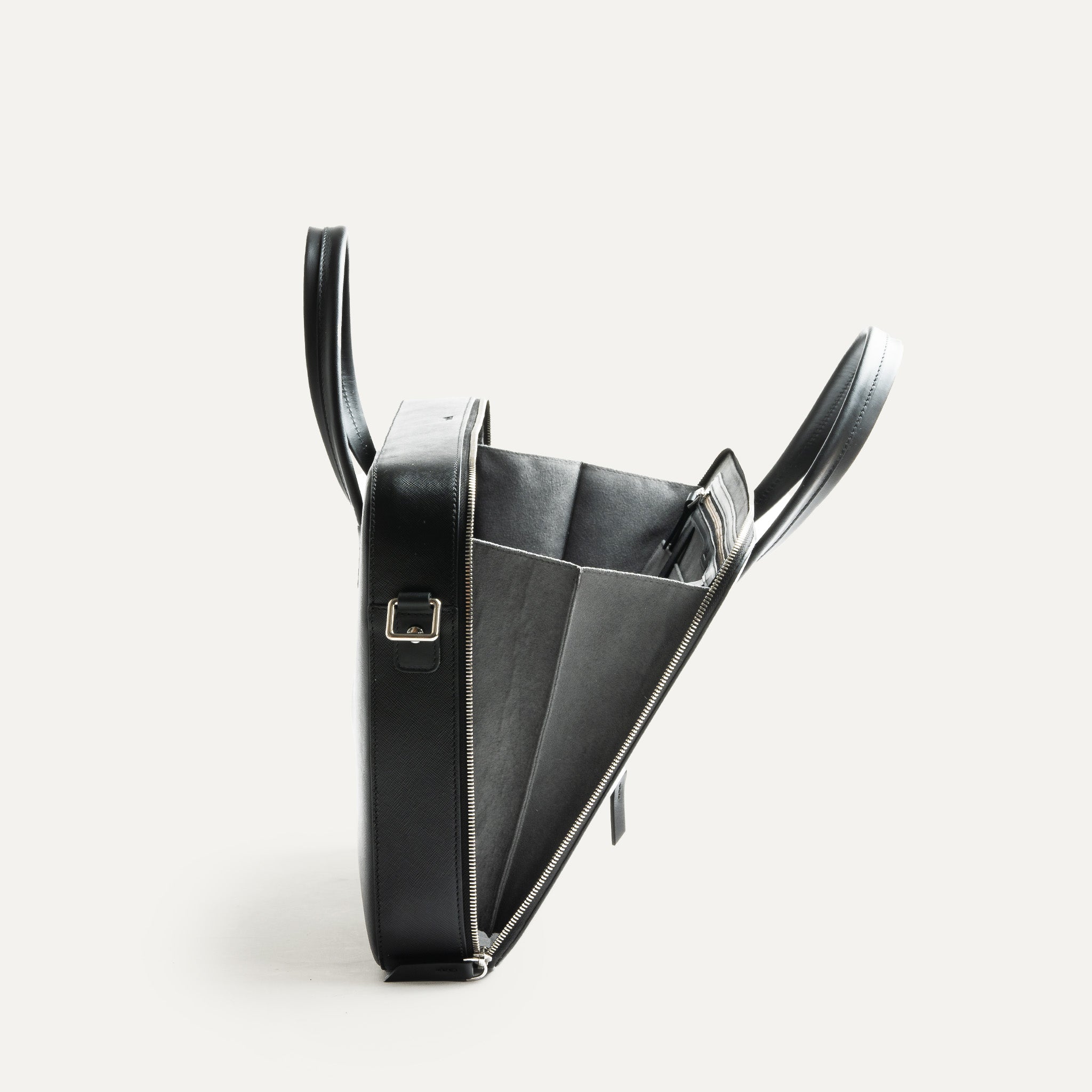 Briefcase avec compartiments ultra-fonctionnels.
