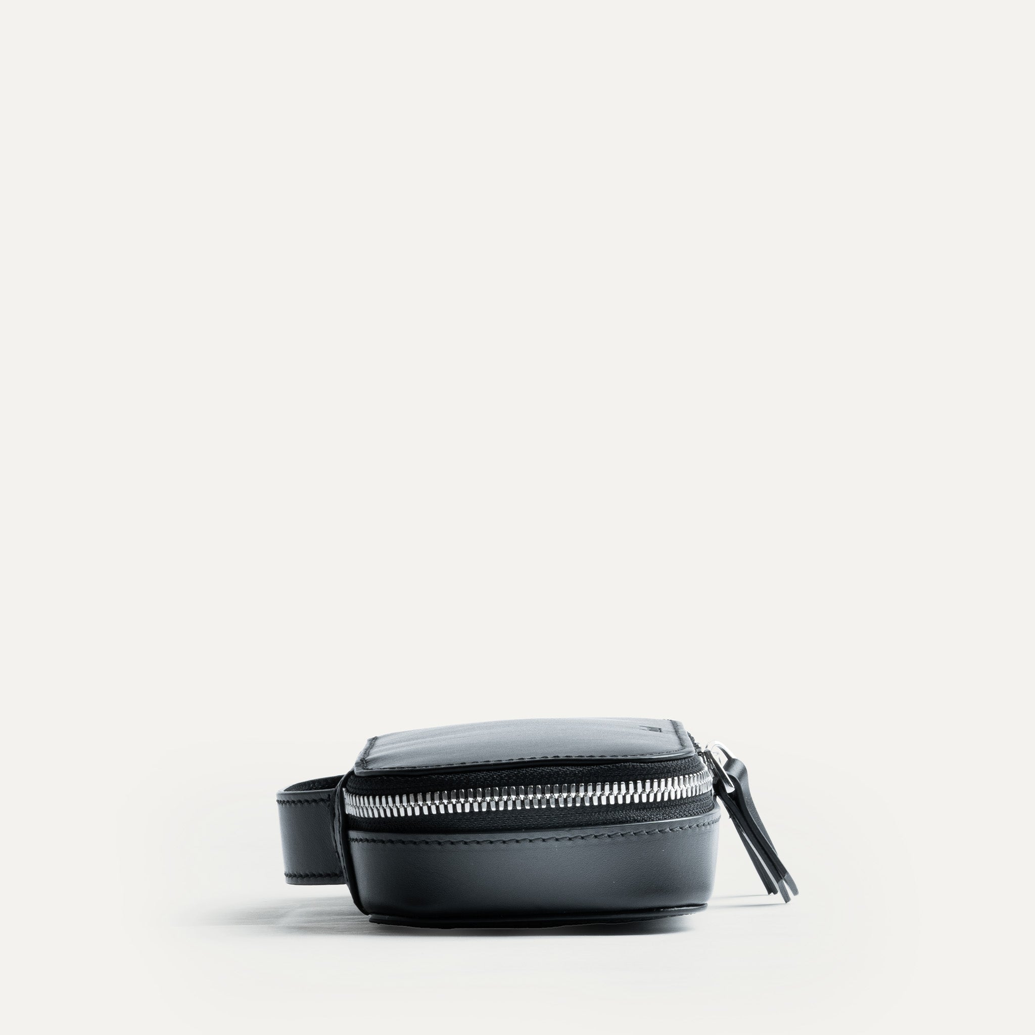 Trousse de toilette homme élégante et fonctionnelle avec une grande poche de rangement et une poche zippée.