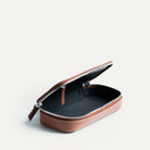 Trousse de toilette pour homme de luxe en cuir de couleur cognac avec une grande poche de rangement.