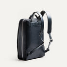 Sac à dos tendance homme avec rangement passeport et des bretelles ergonomiques.