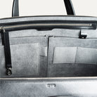 Briefcase en cuir avec des poches intérieurs pour les accessoires du quotidien.