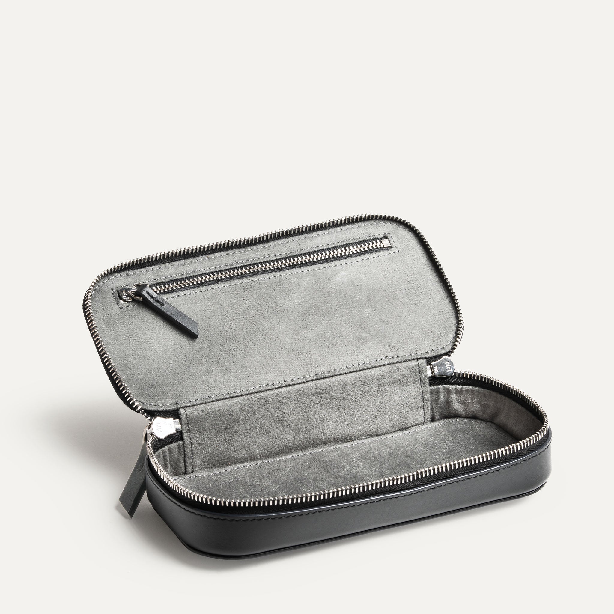 Trousse de toilette homme robuste en cuir noir.