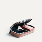 Trousse de toilette homme en cuir ouverte avec une capacité de rangement fonctionnelle.