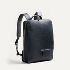 sac à dos en cuir bleu, design élégant, luxueux et fonctionnel pour les hommes.