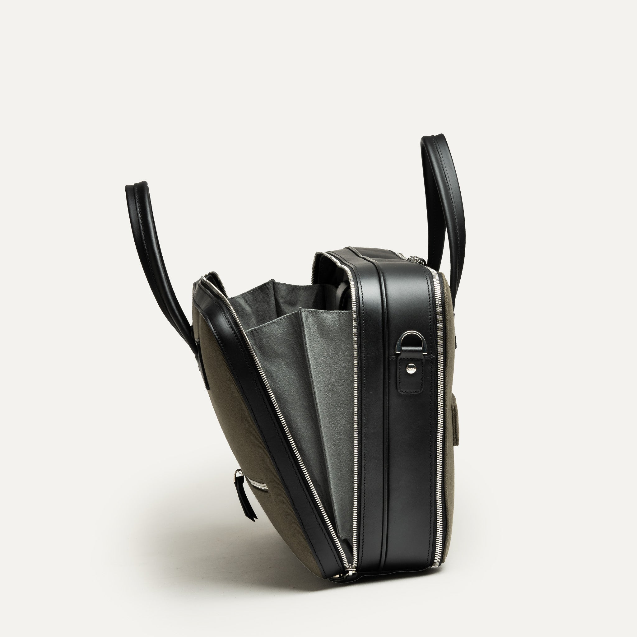 Porte document avec un espace pour ordinateur et un espace dressing.
