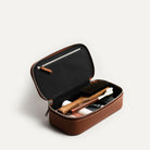 Trousse de toilette homme luxe pratique, robuste et élégante pour voyager confortablement et avec style.