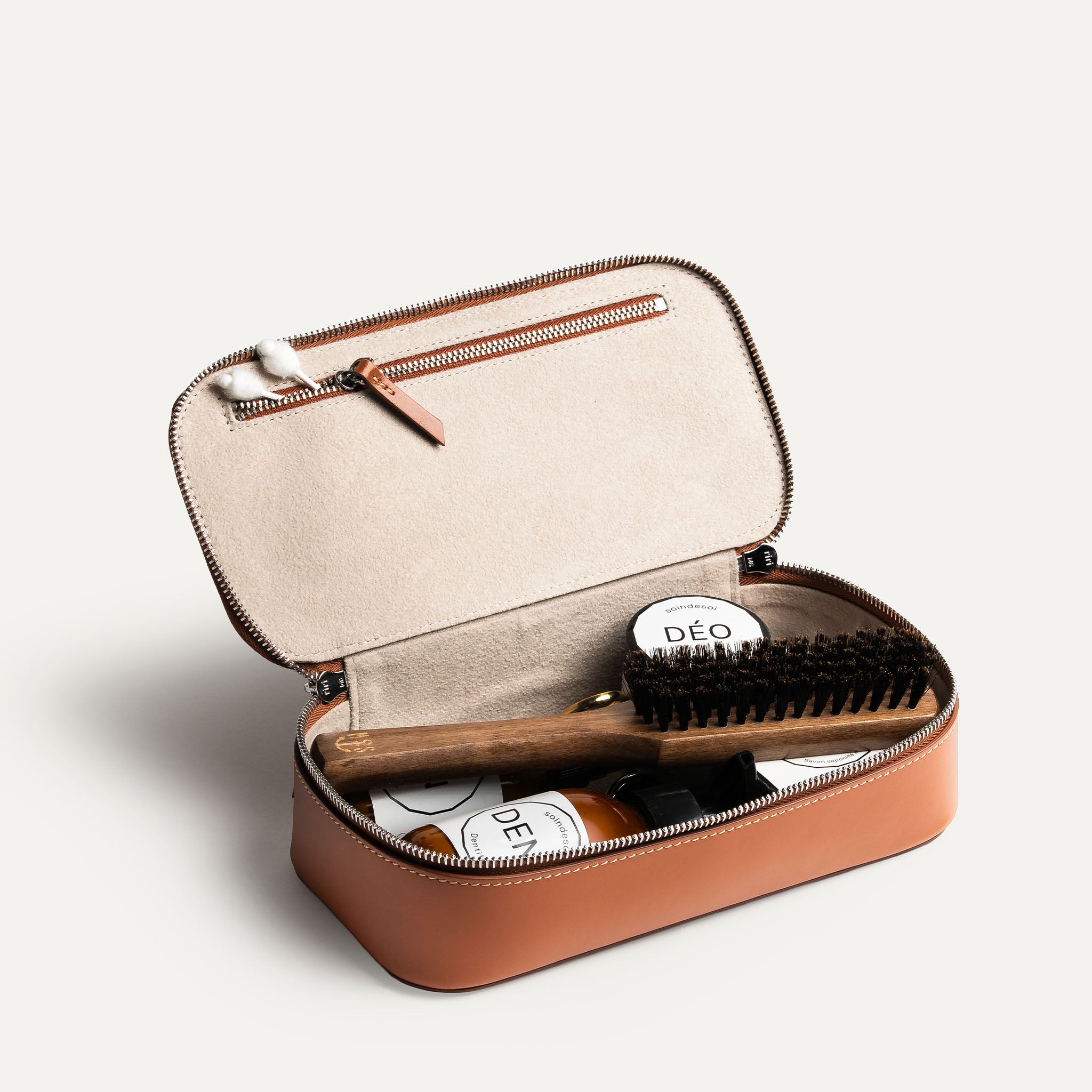 Trousse de toilette homme luxe pratique, robuste et élégante pour voyager confortablement et avec style.