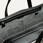 Sac homme travail CONALLY offrant des rangements fonctionnels pour ordinateur, câbles et accessoires professionnels.