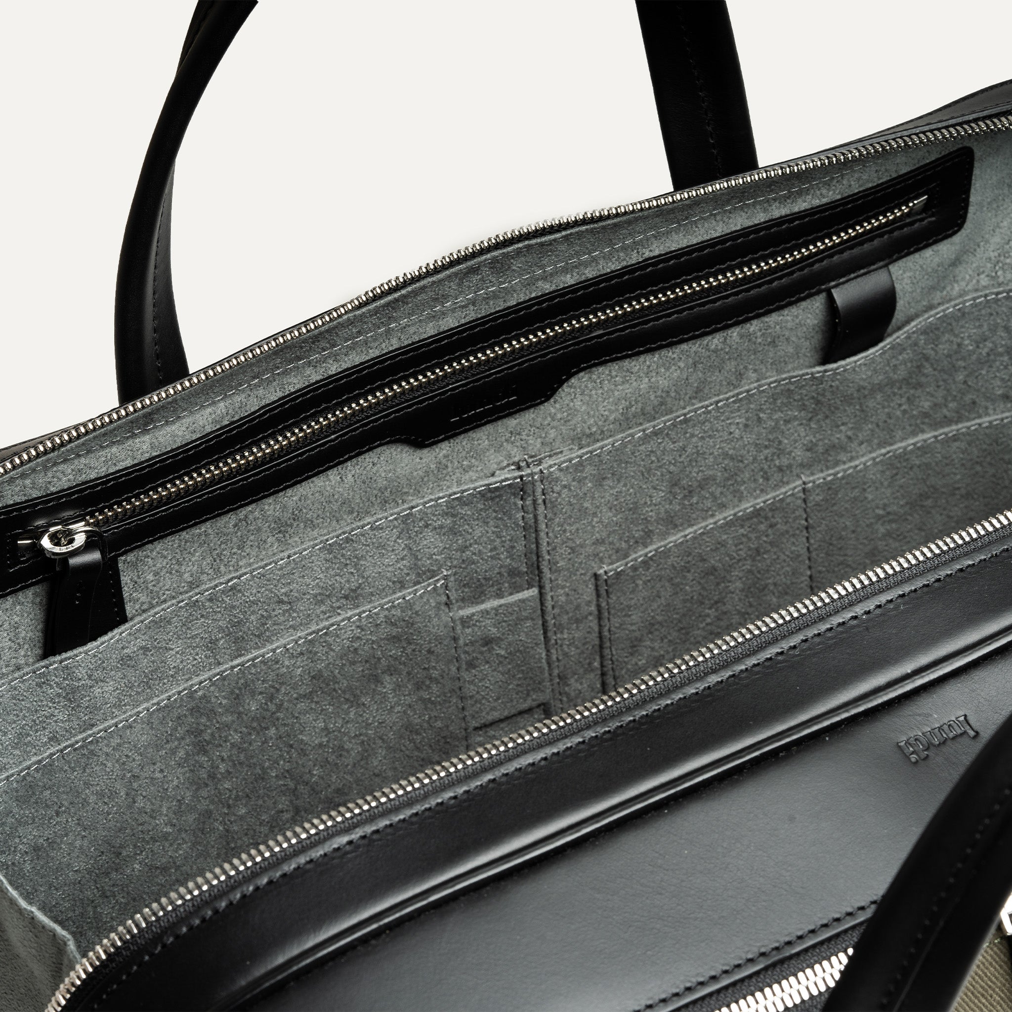 Sac homme travail CONALLY offrant des rangements fonctionnels pour ordinateur, câbles et accessoires professionnels.
