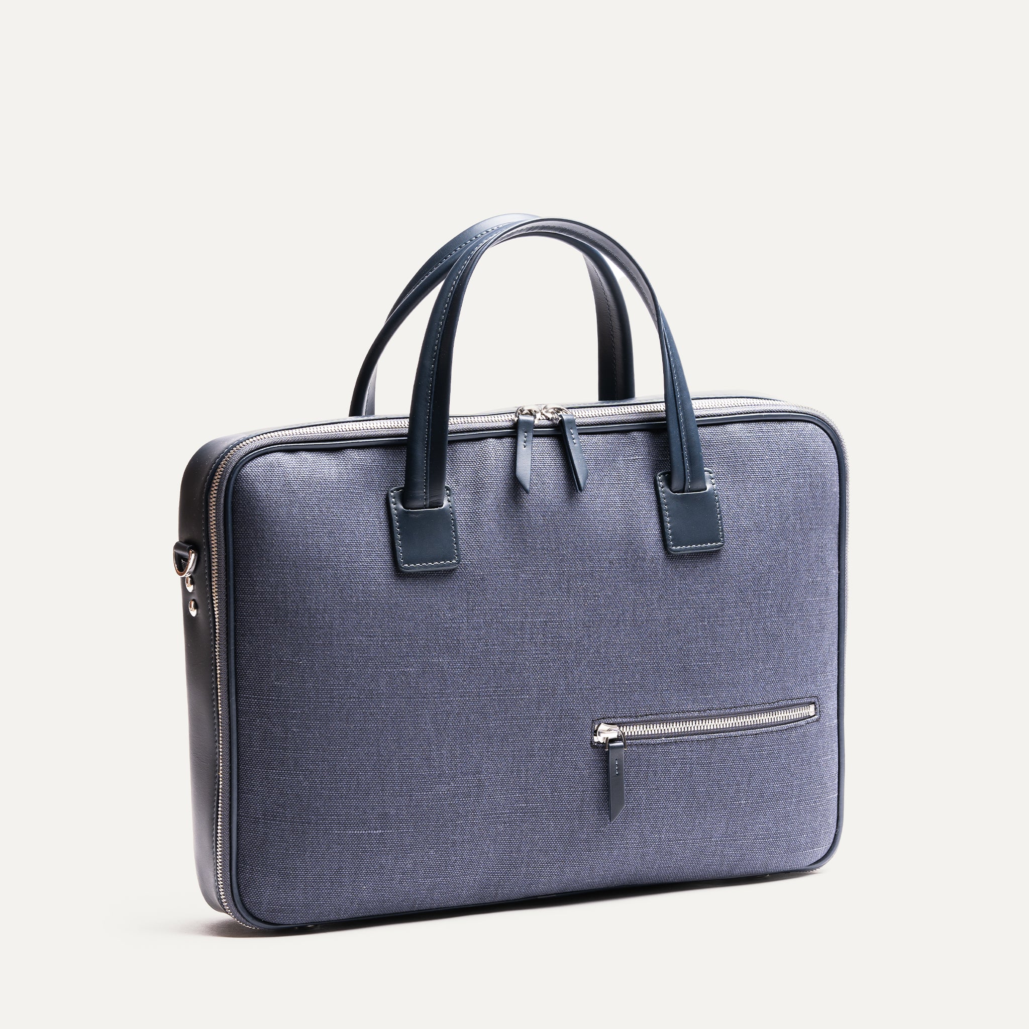 Briefcase en cuir et toile marine pensé par lundi.