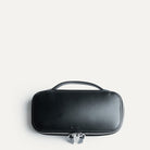Trousse de toilette homme en cuir noir pour un look raffiné et un usage pratique.