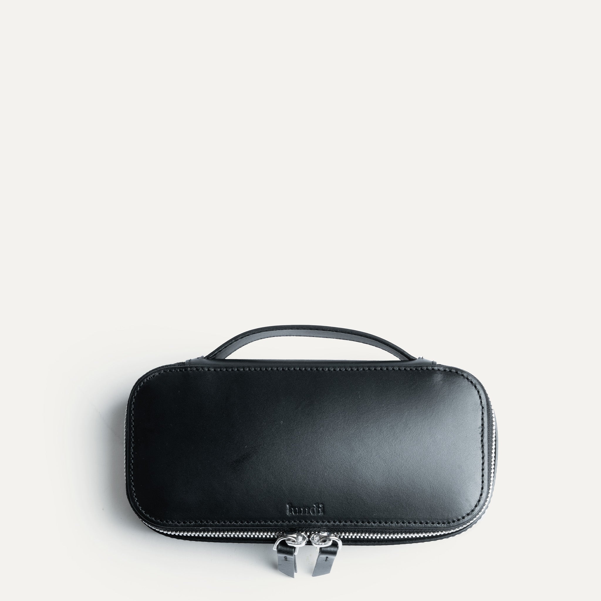 Trousse de toilette homme en cuir noir pour un look raffiné et un usage pratique.