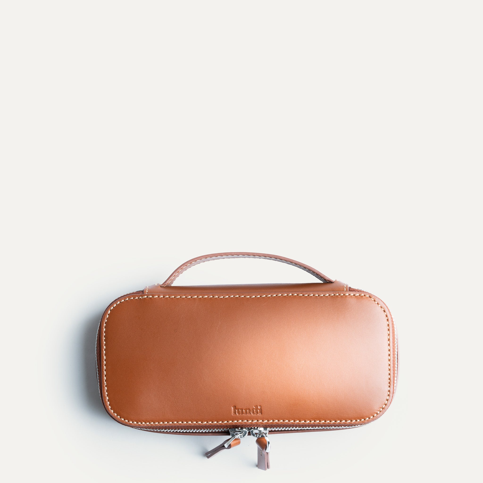 Trousse de toilette homme en cuir de couleur cognac parfaite pour vos courts déplacements.