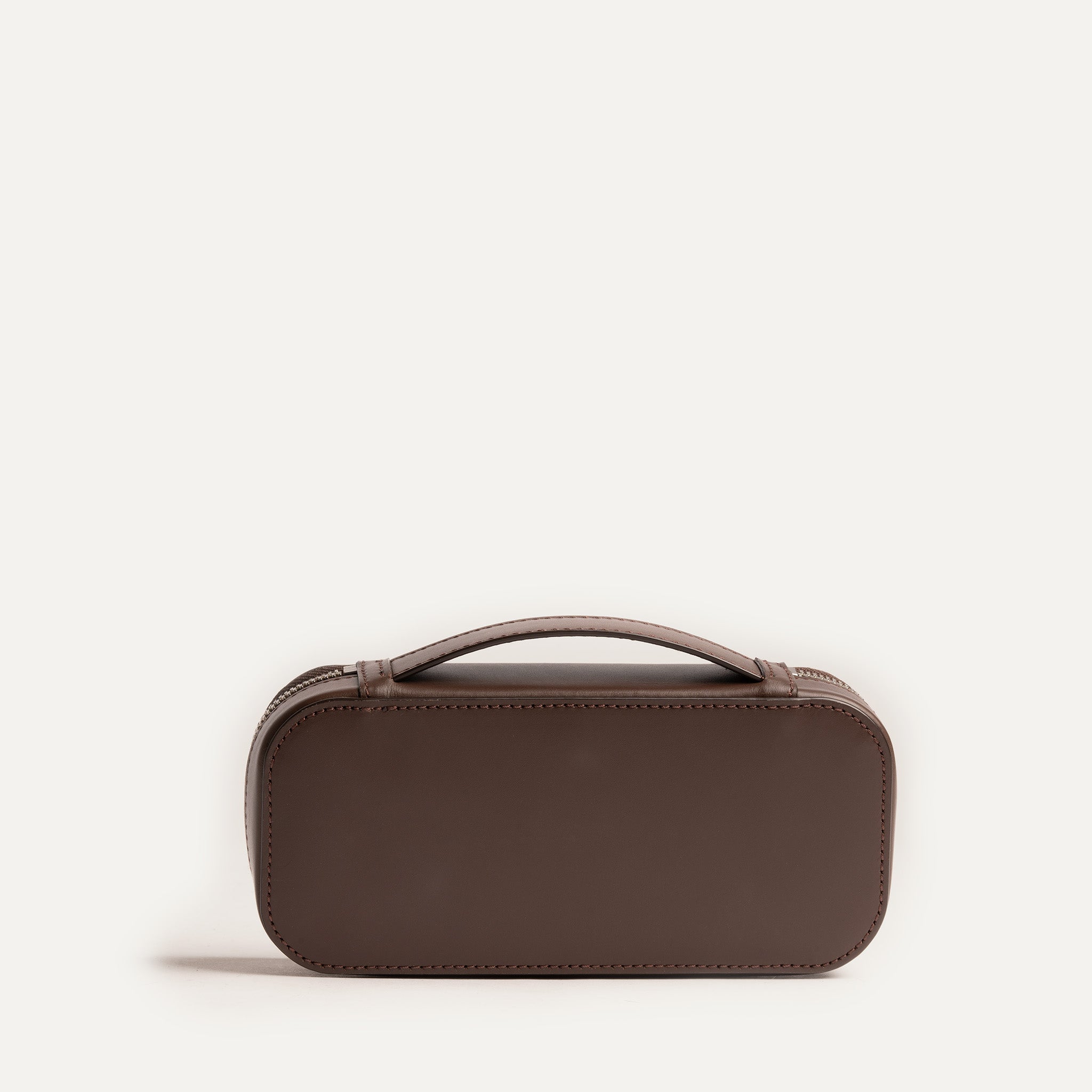 Trousse de toilette pour homme en cuir marron équipée d'une poignée arrière intégrée.