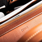 fabriqué en cuir grainé, ce sac ordinateur cognac a une construction de haute qualité ce qui lui permet de durer dans le temps. Il est idéal pour les déplacements professionnels par ses nombreuses fonctionnalités.