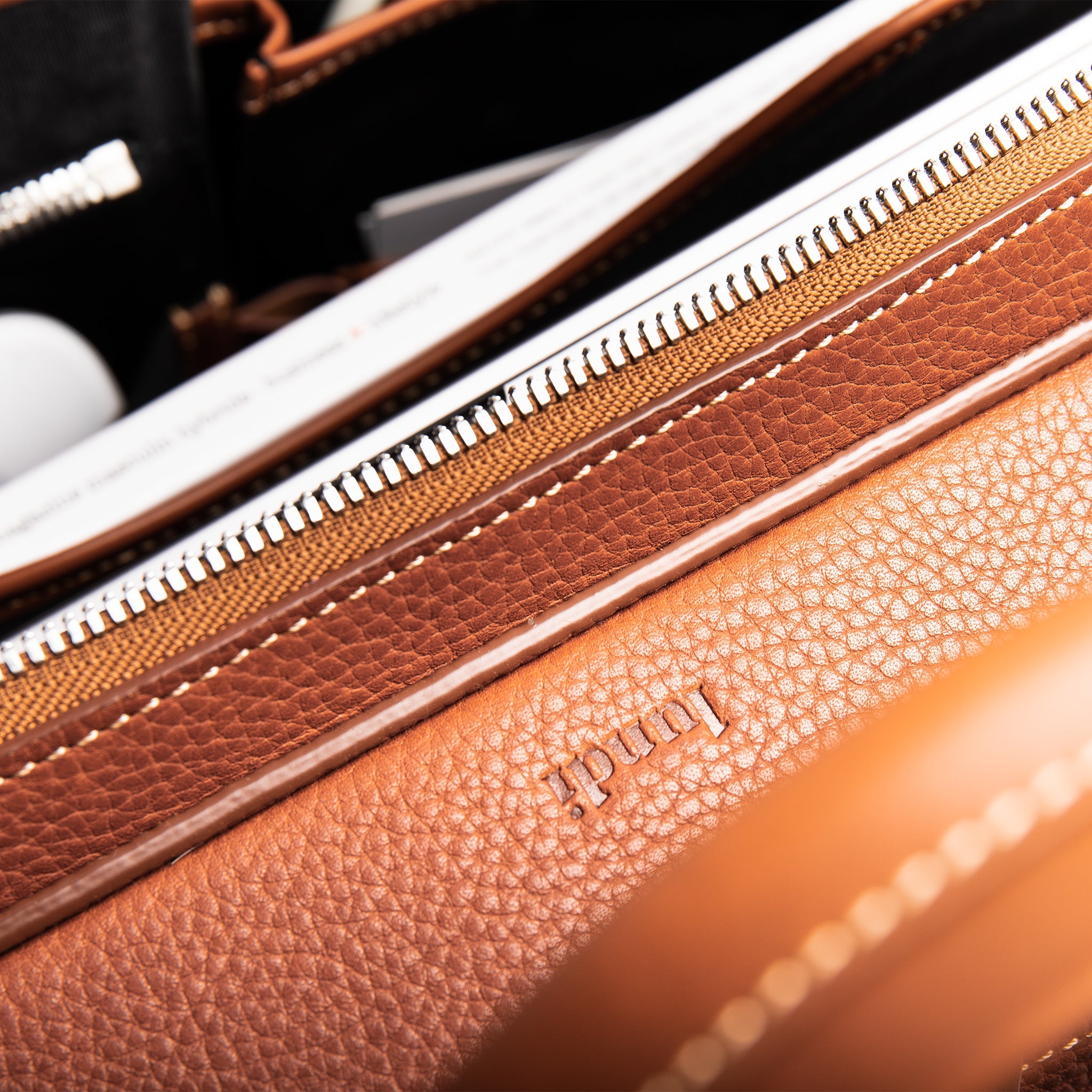 fabriqué en cuir grainé, ce sac ordinateur cognac a une construction de haute qualité ce qui lui permet de durer dans le temps. Il est idéal pour les déplacements professionnels par ses nombreuses fonctionnalités.
