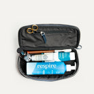 Trousse de toilette cuir pour homme compacte et stylée, en cuir bleu et feutre gris.