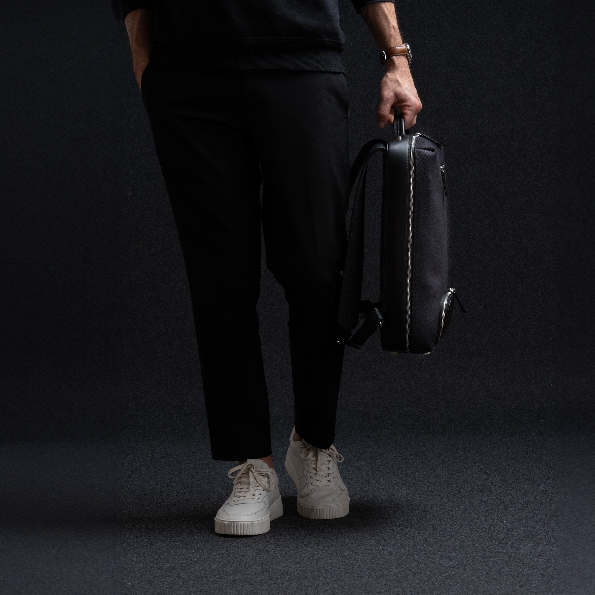 Sac à dos homme travail en cuir et toile porté à la main, tendance et compact.