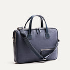 Sac à bandoulière homme en cuir et toile marine, léger et pratique pour transporter tout le nécessaire en déplacement.