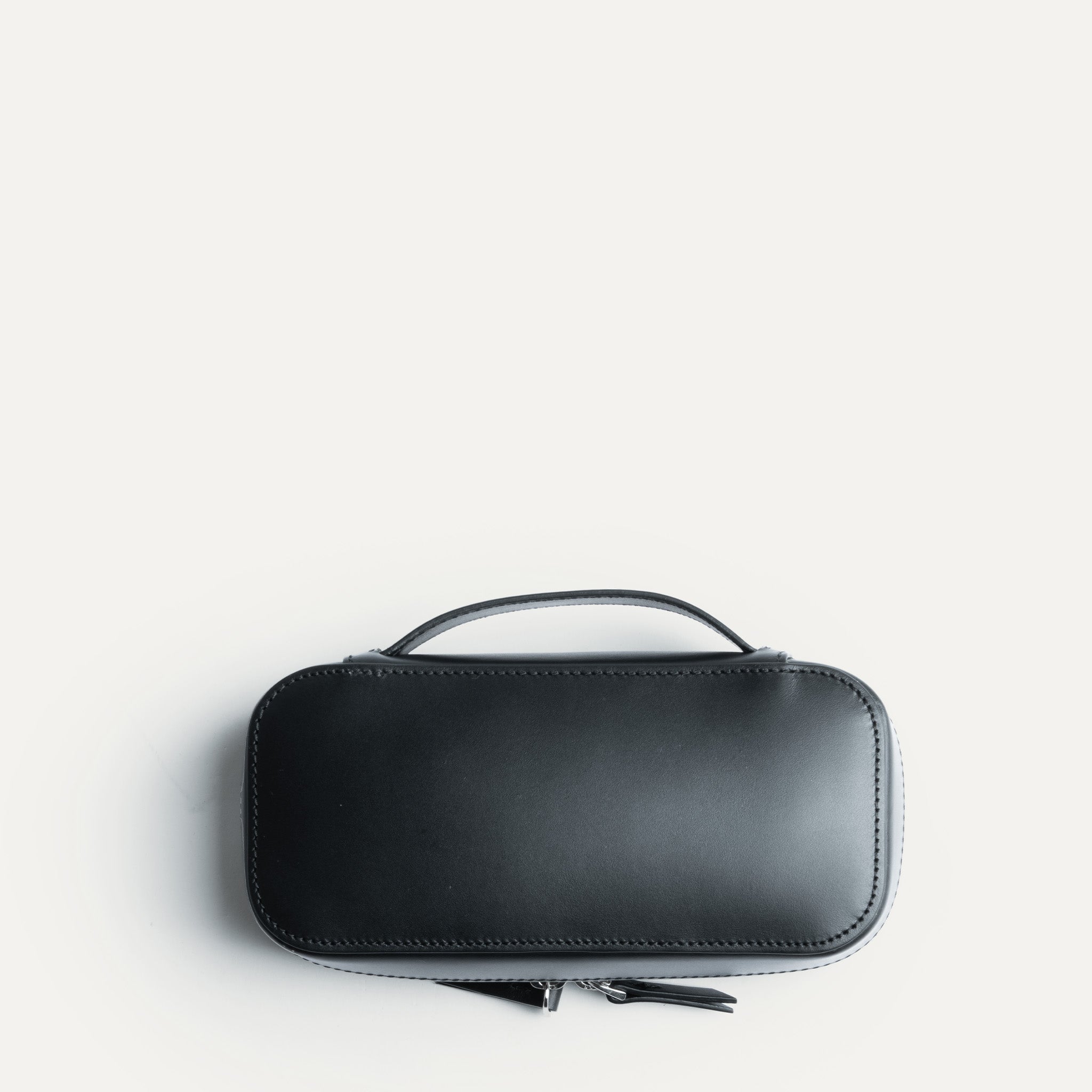 Trousse de toilette pour homme aux finitions robustes.