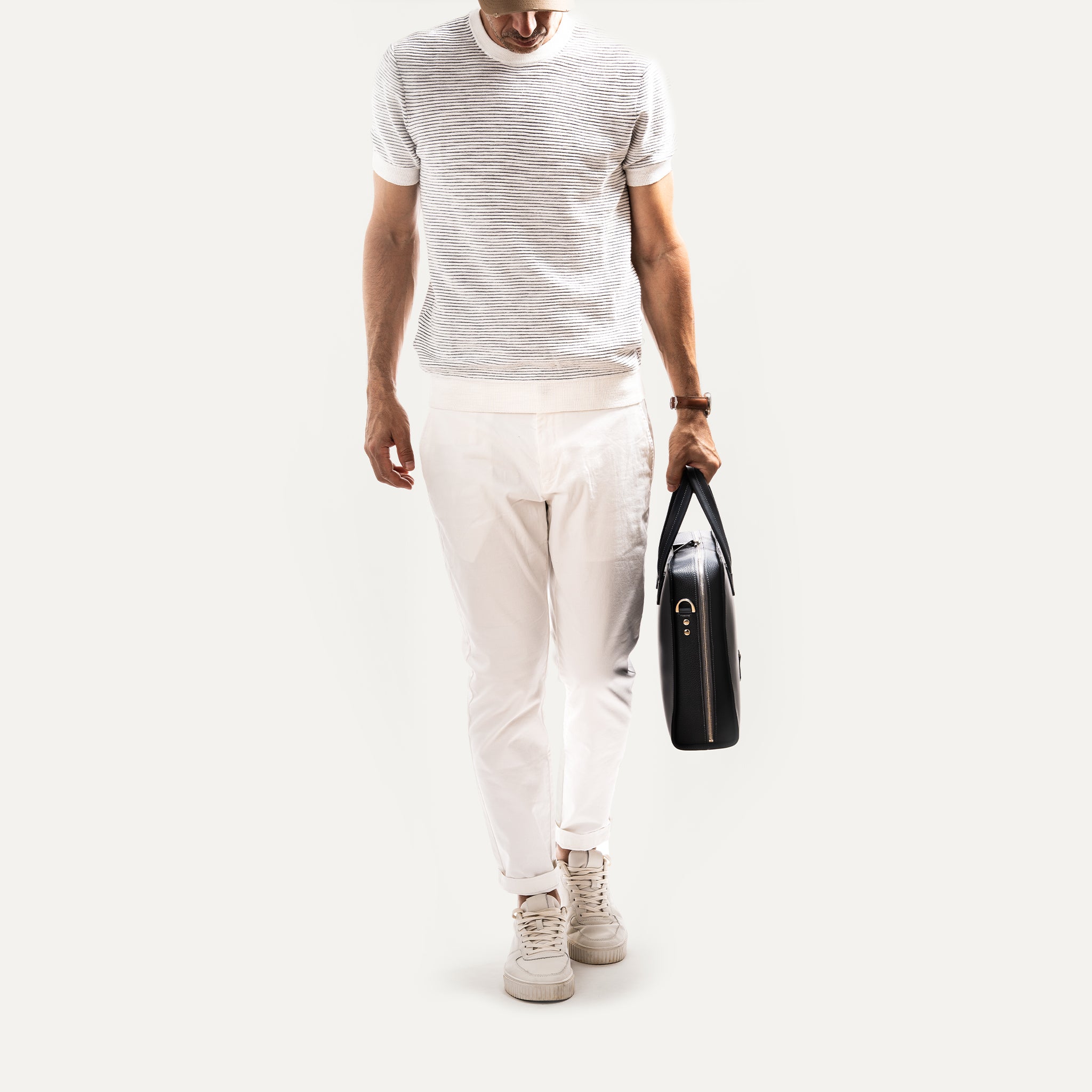 Attaché case lundi au design minimaliste, fonctionnel et élégant.