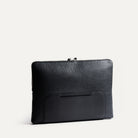Pochette ordinateur homme en cuir grainé avec poche plate discrète.